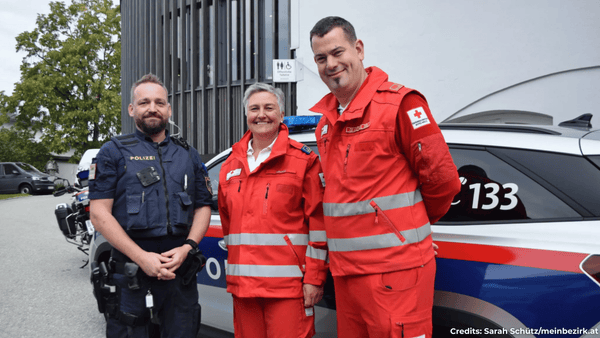 Ein Polizist und zwei Einsatzpersonen des Roten Kreuzes Oberösterreich stehen vor einem Polizeiauto bei der Ortsbildmesse Kleinzell 2026.