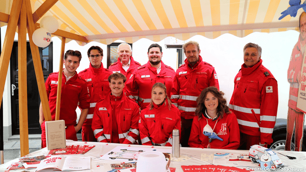 Team des Roten Kreuzes und des Jugend-Rot-Kreuzes Oberösterreich mit neun Personen unterschiedlichen Alters bei der Ortsbildmesse Kleinzell.