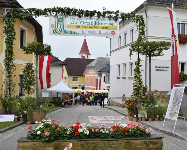 Festlich geschmückter Eingang der Ortsbildmesse Kleinzell im Mühlkreis anlässlich der OÖ. Ortsbildmesse 2026. 