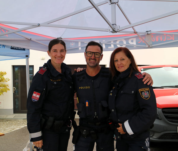 Informationsstand der Polizei bei der Ortsbildmesse Kleinzell zum Austausch mit Zivilpersonen