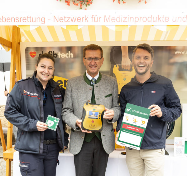 Lebensrettende Technik im Blick: Auch LR Markus Achleitner (Mitte) interessierte sich am defibtech-Messestand für die aktuellsten AED-Geräte. Neben ihm steht Carina Hollnsteiner (links) und Andreas Höllinger von defib.at (rechts)