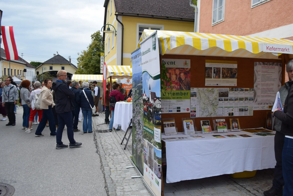 Vielfalt in den Orten: Besucherinnen und Besucher entdecken verschiedene Infostände mit regionalen Angeboten, Veranstaltungen und Projekten.
