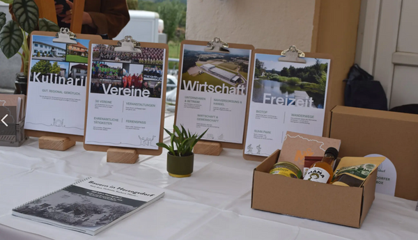 Infostand mit Tafeln zu Kulinarik, Vereinen, Wirtschaft und Freizeit sowie regionalen Produkten anlässlich der Ortsbildmesse Kleinzell 2026. 